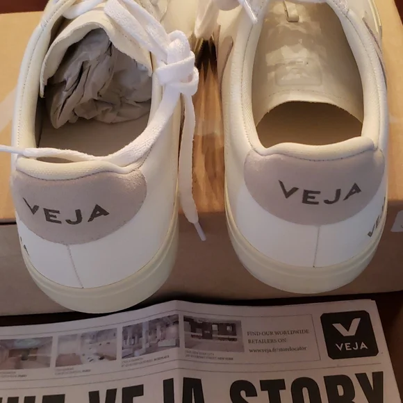 Veja Sneakers - Picture 2 of 7